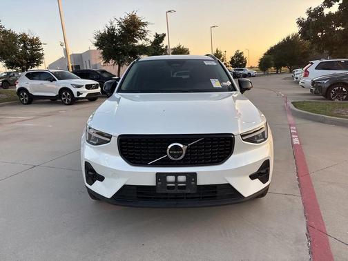 2025 Volvo XC40 B5 Plus Dark Theme