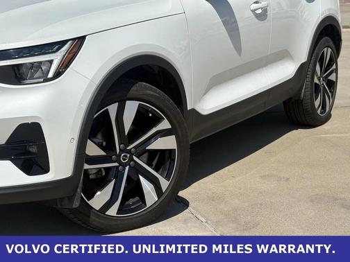 2025 Volvo XC40 B5 Plus Dark Theme
