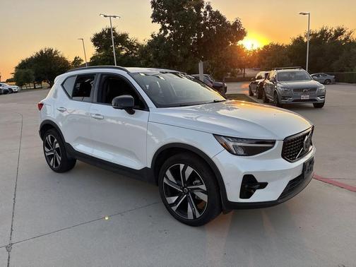 2025 Volvo XC40 B5 Plus Dark Theme