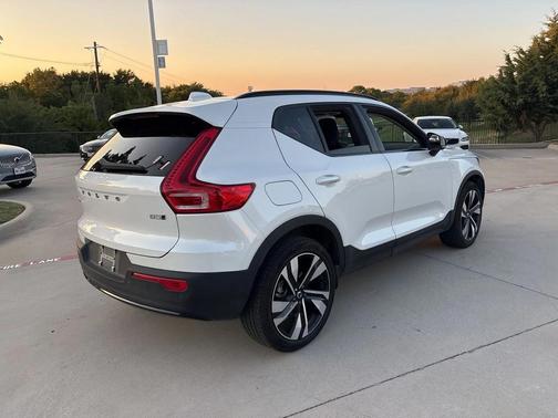 2025 Volvo XC40 B5 Plus Dark Theme