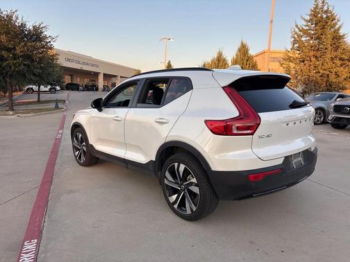 2025 Volvo XC40 B5 Plus Dark Theme
