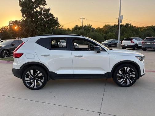 2025 Volvo XC40 B5 Plus Dark Theme