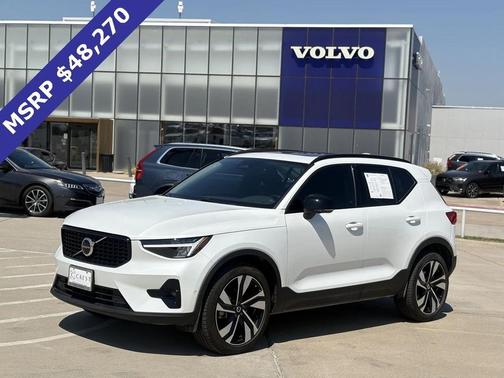 2025 Volvo XC40 B5 Plus Dark Theme
