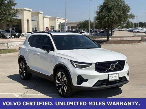 2025 Volvo XC40 B5 Plus Dark Theme