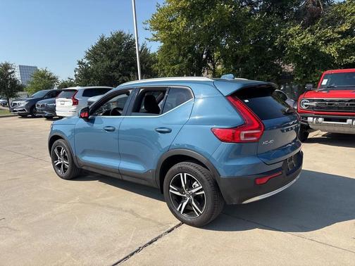 2024 Volvo XC40 B5 AWD Bright Theme