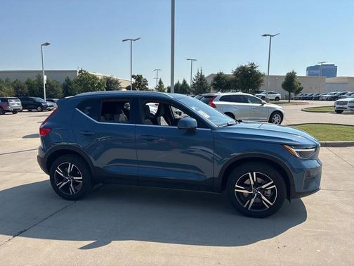 2024 Volvo XC40 B5 AWD Bright Theme