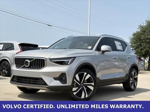 2025 Volvo XC40 B5 Ultra Bright Theme