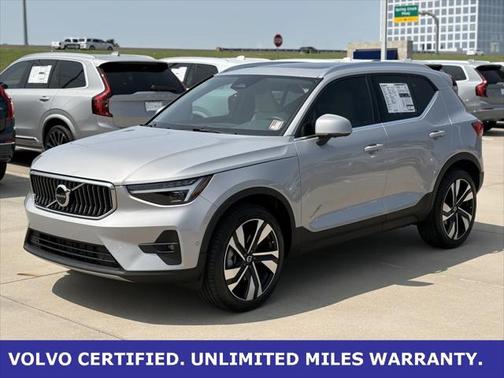 2025 Volvo XC40 B5 Ultra Bright Theme