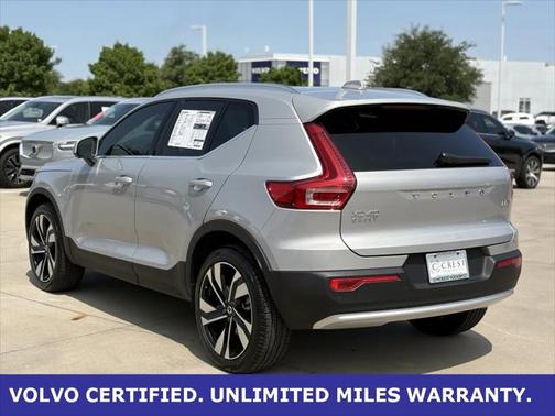 2025 Volvo XC40 B5 Ultra Bright Theme