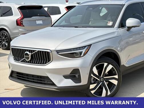2025 Volvo XC40 B5 Ultra Bright Theme