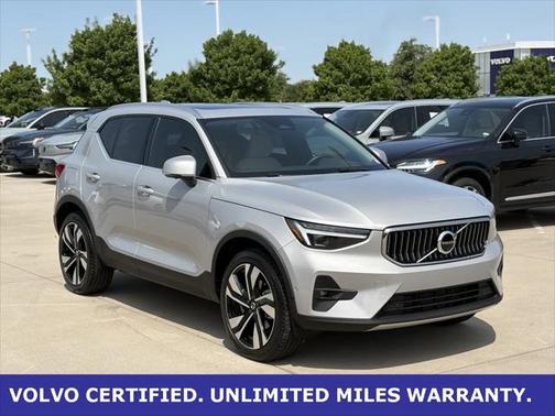 2025 Volvo XC40 B5 Ultra Bright Theme