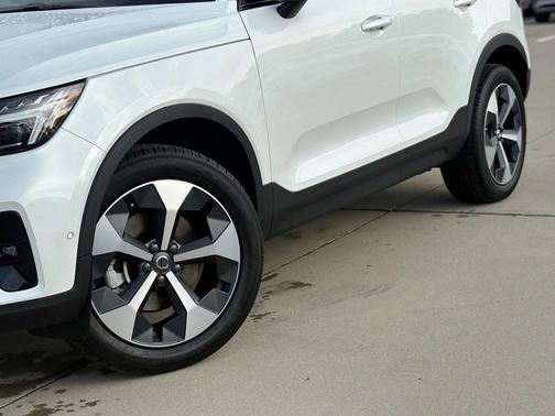 2026 Volvo XC40 B5 Plus
