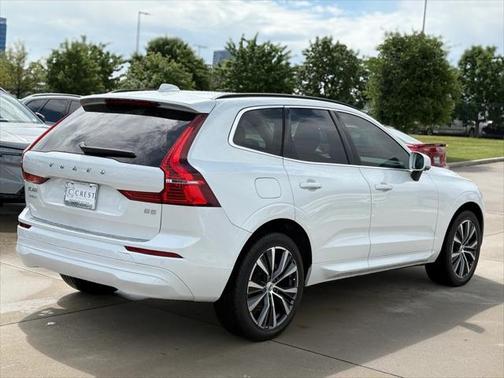 2022 Volvo XC60 B5 Momentum