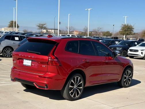2023 Volvo XC60 B5 Plus Dark Theme