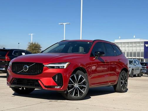 2023 Volvo XC60 B5 Plus Dark Theme