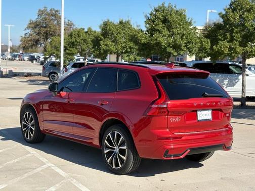 2023 Volvo XC60 B5 Plus Dark Theme