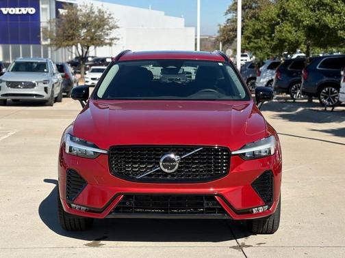 2023 Volvo XC60 B5 Plus Dark Theme