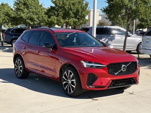 2023 Volvo XC60 B5 Plus Dark Theme