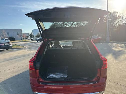 2023 Volvo XC60 B5 Ultimate Bright Theme