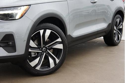2025 Volvo XC40 B5 Plus Bright Theme