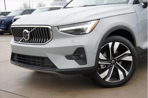 2025 Volvo XC40 B5 Plus Bright Theme