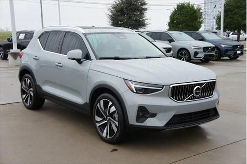 2025 Volvo XC40 B5 Plus Bright Theme