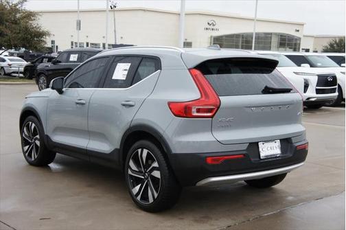2025 Volvo XC40 B5 Plus Bright Theme