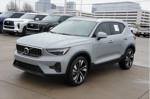 2025 Volvo XC40 B5 Plus Bright Theme