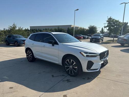 2024 Volvo XC60 B5 Plus Dark Theme