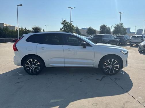 2024 Volvo XC60 B5 Plus Dark Theme