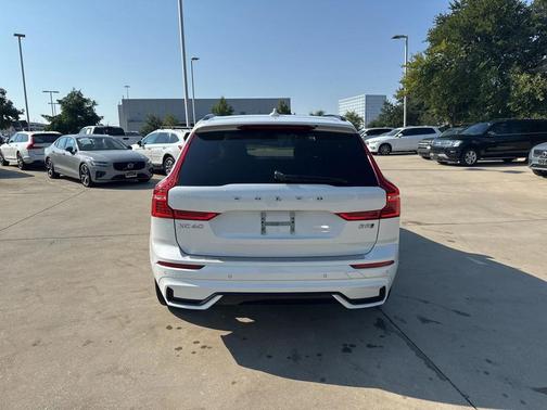 2024 Volvo XC60 B5 Plus Dark Theme