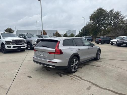 2025 Volvo V60 Cross Country B5 Plus
