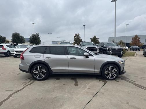 2025 Volvo V60 Cross Country B5 Plus