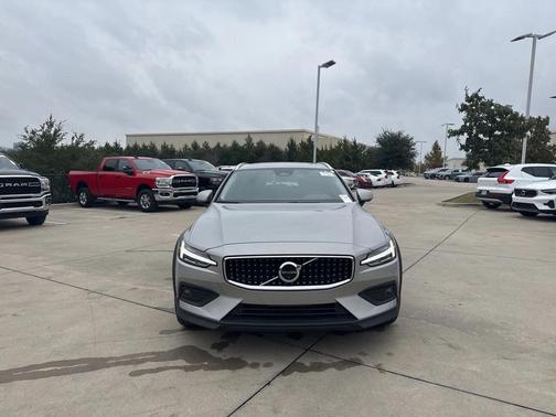2025 Volvo V60 Cross Country B5 Plus