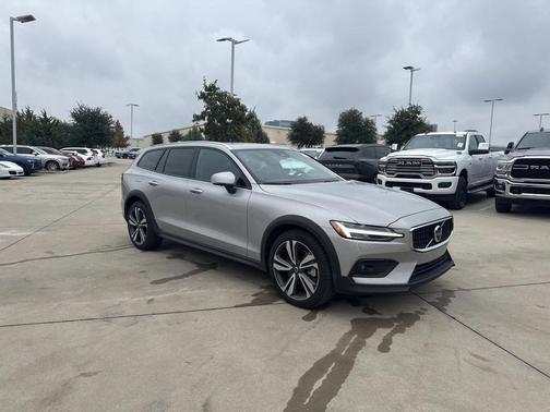 2025 Volvo V60 Cross Country B5 Plus