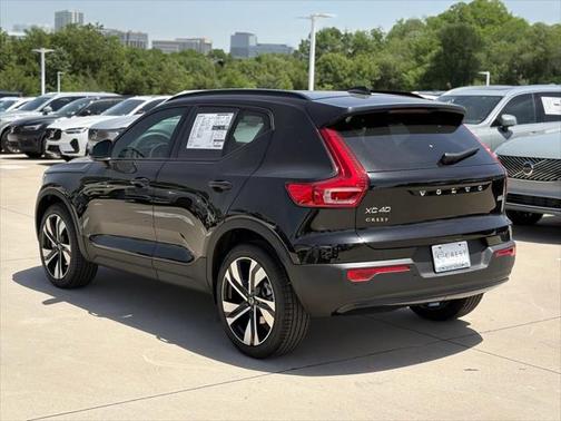 2025 Volvo XC40 B5 Plus Dark Theme