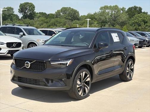 2025 Volvo XC40 B5 Plus Dark Theme