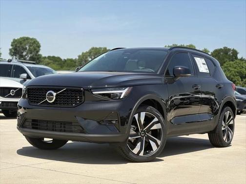 2025 Volvo XC40 B5 Plus Dark Theme