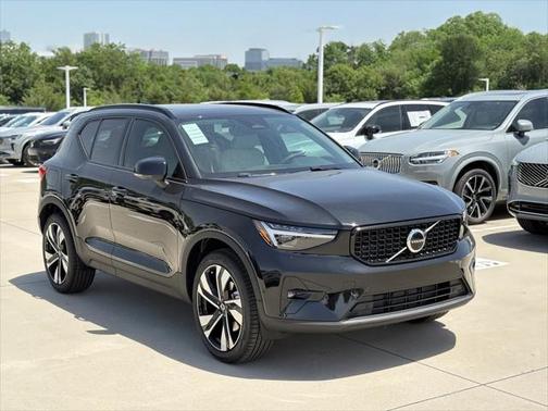 2025 Volvo XC40 B5 Plus Dark Theme
