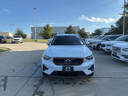 2025 Volvo XC40 B5 Plus Bright Theme