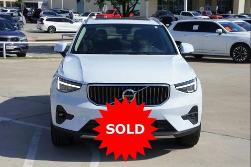 2025 Volvo XC40 B5 Plus Bright Theme