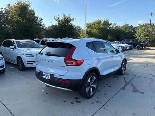 2025 Volvo XC40 B5 Plus Bright Theme