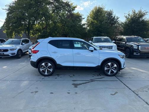 2025 Volvo XC40 B5 Plus Bright Theme
