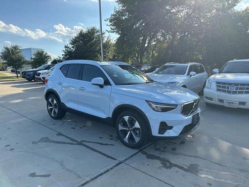 2025 Volvo XC40 B5 Plus Bright Theme