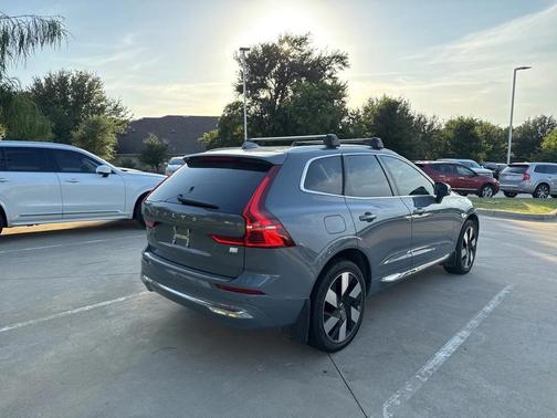 2023 Volvo XC60 Recharge Plug-In Hybrid T8 Plus Bright Theme