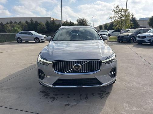 Silver Dawn Metallic 2023 Volvo XC60 B5 Ultimate Bright Theme