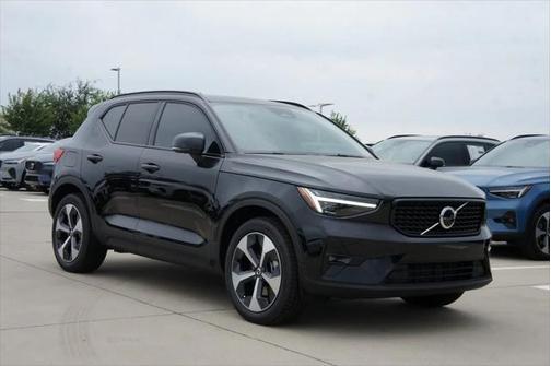 2025 Volvo XC40 B5 Plus Bright Theme