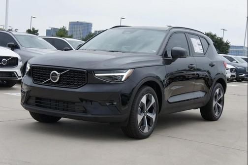 2025 Volvo XC40 B5 Plus Bright Theme