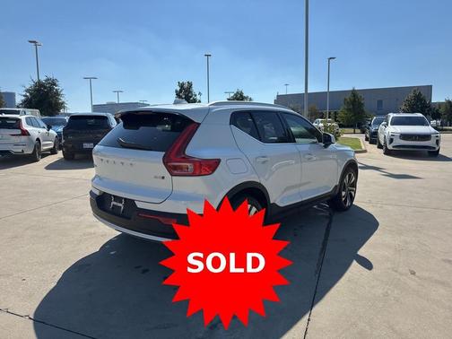 2023 Volvo XC40 B5 Plus Bright Theme