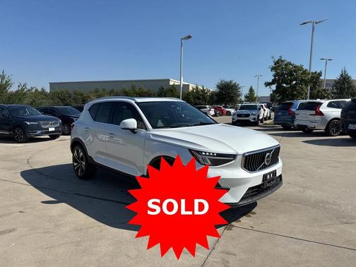 2023 Volvo XC40 B5 Plus Bright Theme